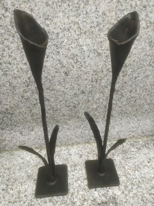 Par de castiçais em ferro forjado