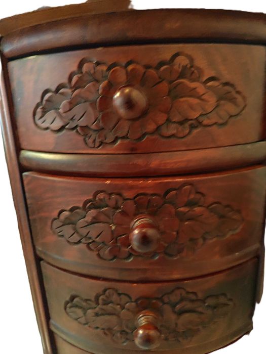 okrągła komódka z szufladkami