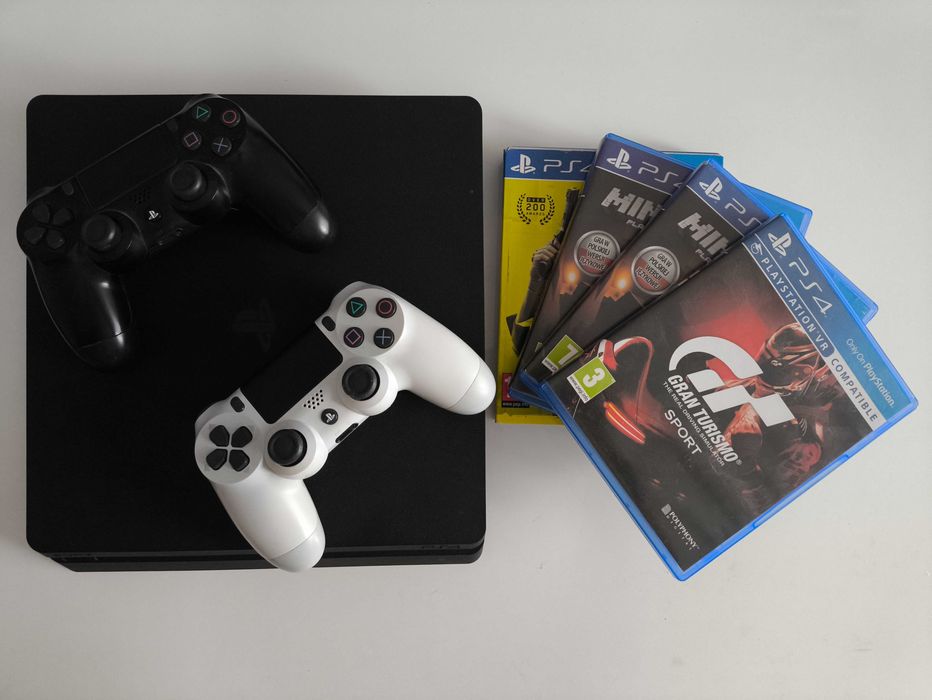 Konsola Playstation 4 1GB + 2 pady + 3 gry