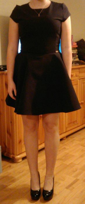 Elegancka sukienka czarna rozkloszowana b. ładna!