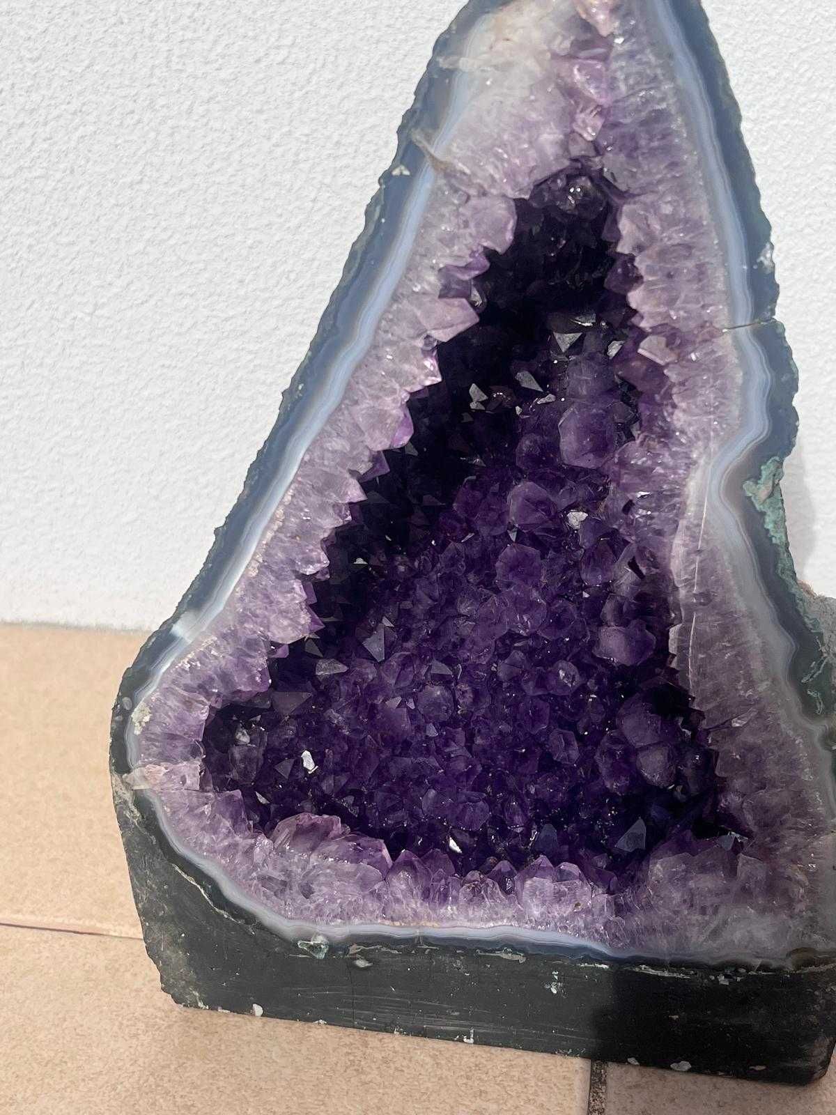 Deslumbrante Capela de Ametista – Beleza e Harmonia em um Só Cristal