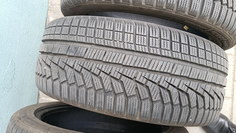 Opony zimowe 215/45R16 90H