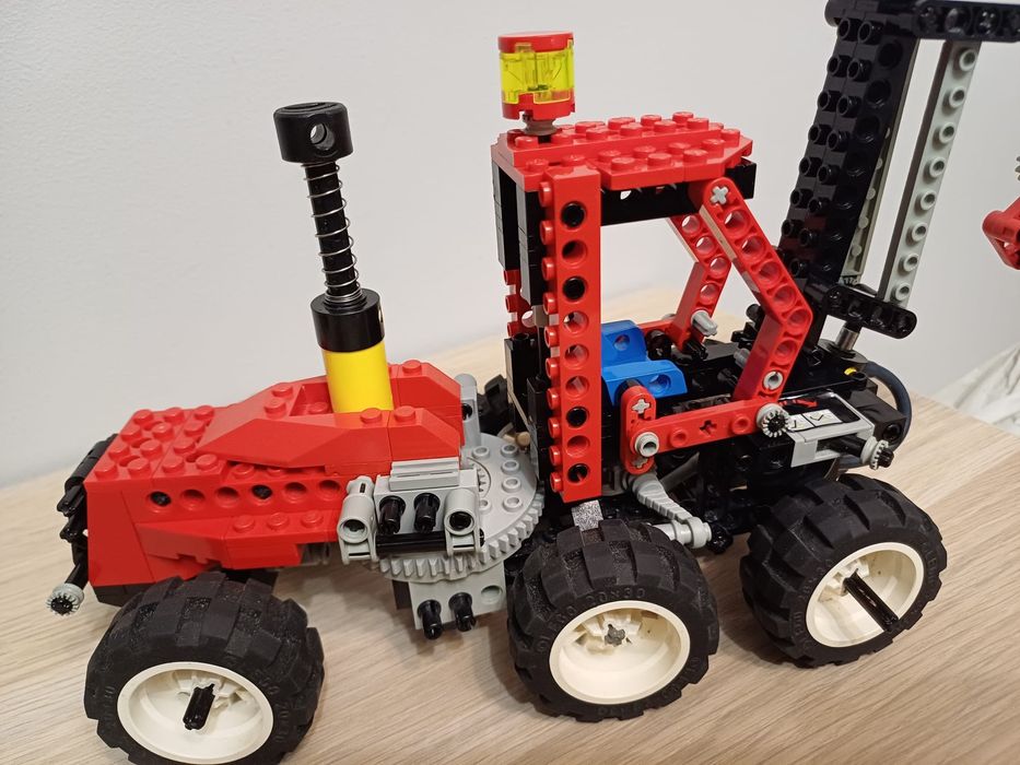 LEGO 8443 Technic Pneumatyczny Traktor leśny