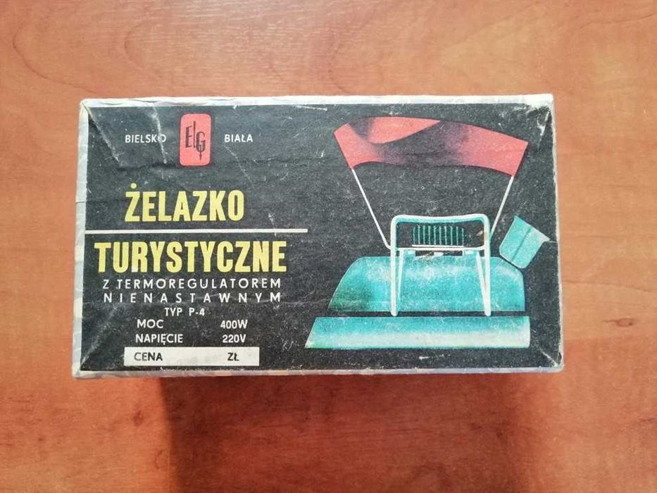 Stare żelazko turystyczne typ P-4. Pochodzi z czasów PRL. Nowe, w opak