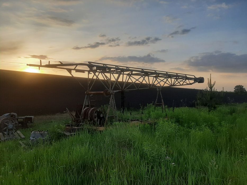 Платформа, мачта бурової УРБ-2,5, вертлюг, насосы, квадрати,елеватори,