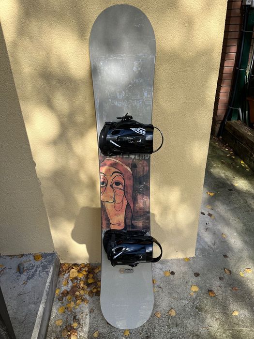 Продаю сноуборд Venue с креплениями и Burton (есть крепления)