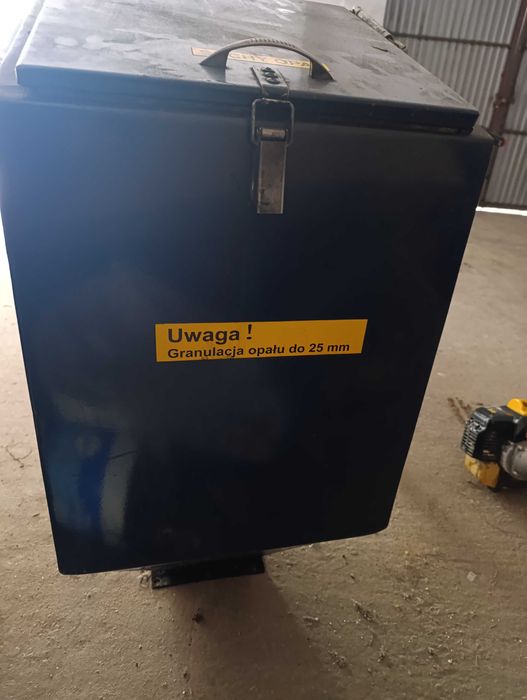 Ślimak żeliwny z motoreduktorem i zasobnik na ekogroszek