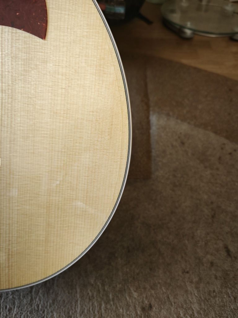 Гитара  Taylor 214CE Deluxe.