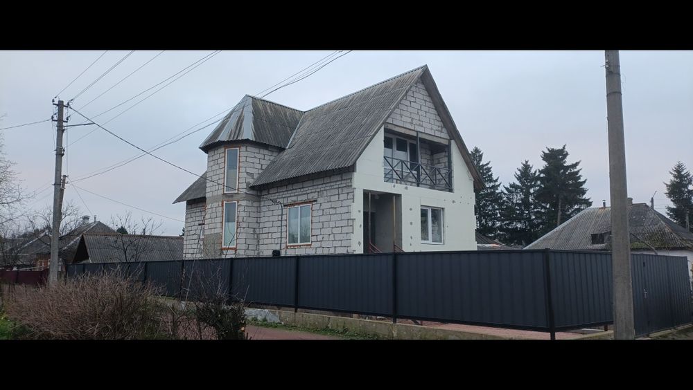 Будинок з цокольним поверхом