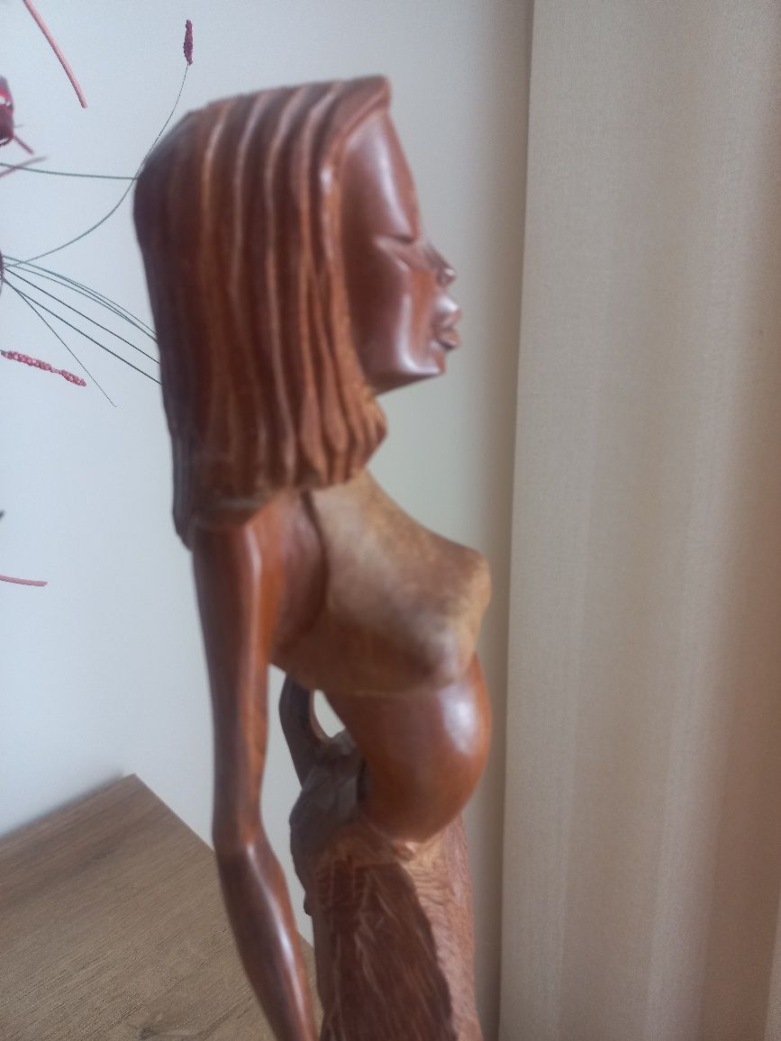 Figurka rzeźbiona.