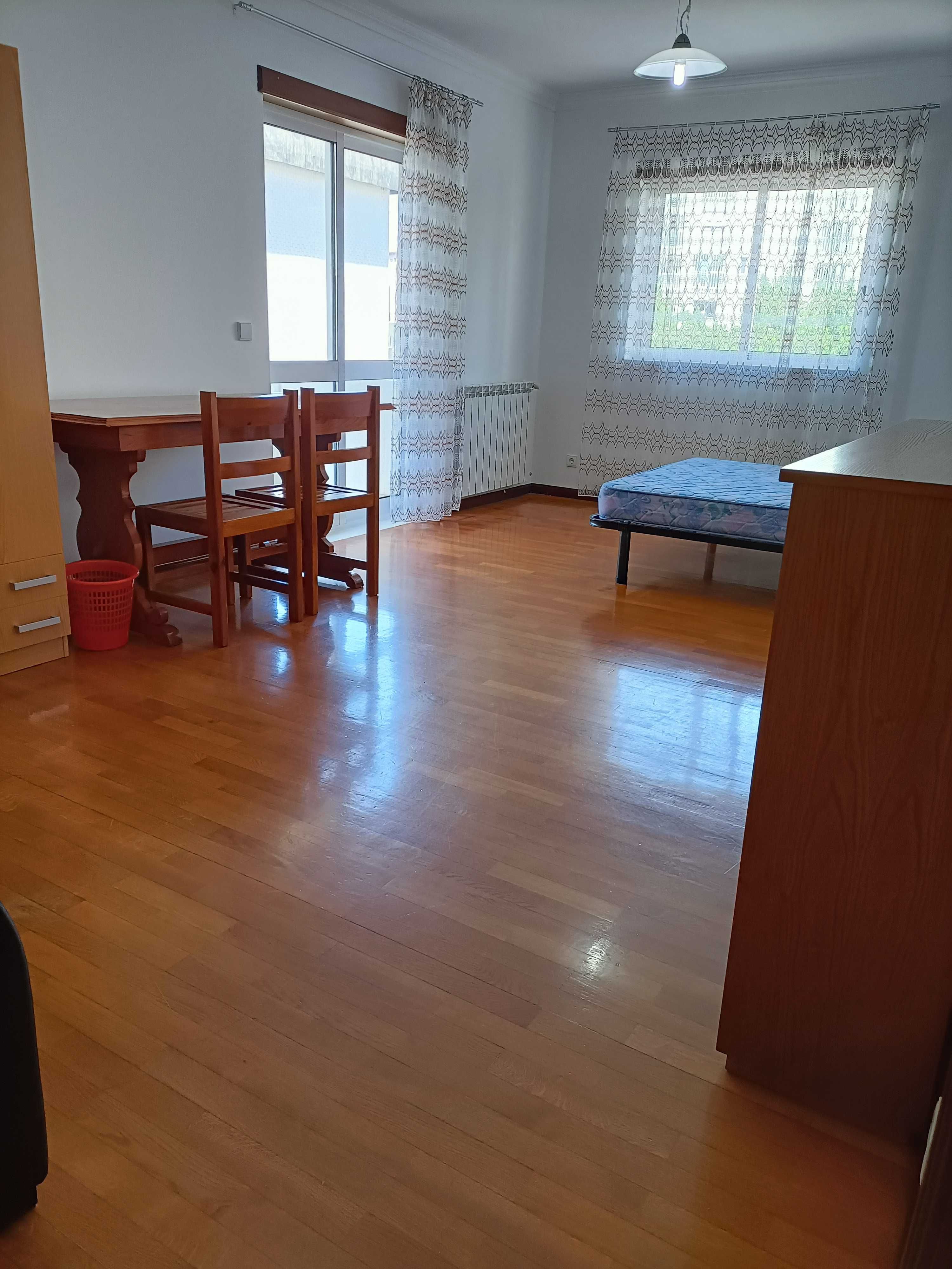 Quarto grande junto ao Coimbra shopping