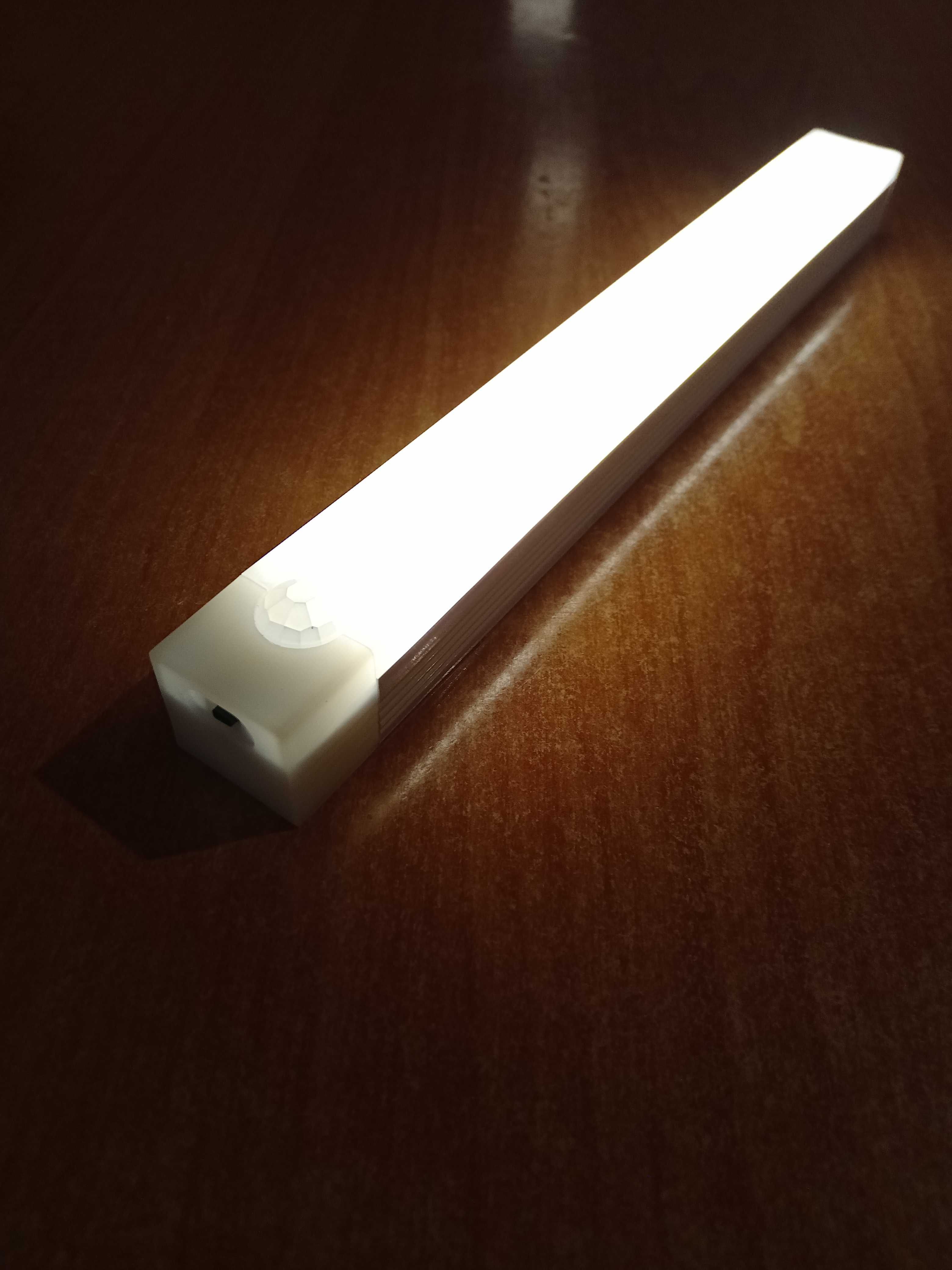 Lampka LED z czujnikiem ruchu, nowa, 20 cm długości. Ładowarka USB.