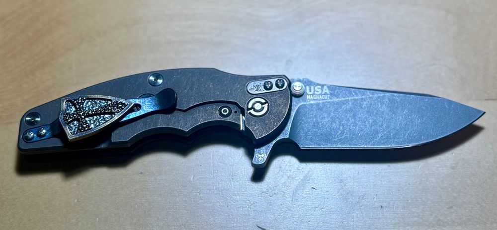 Nóż Rick Hinderer Jurasic Tytan Bronze Mgnacut mega zestaw