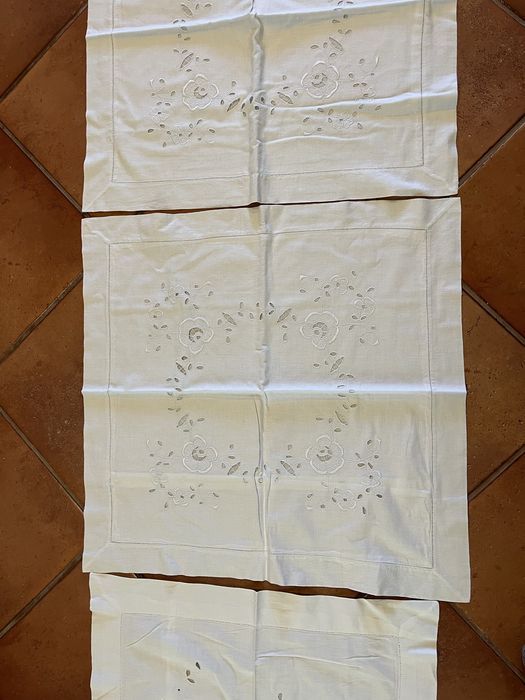 Almofadões bordados muito antigos