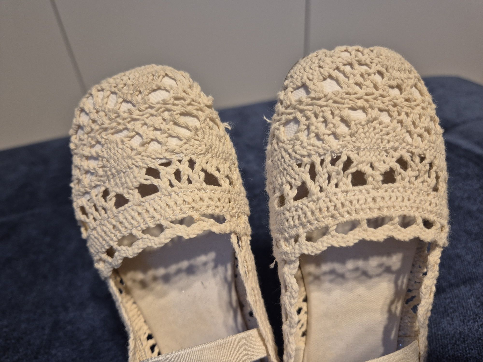 Baleriny H&M o wyglądzie szydełkowej roboty r. 28