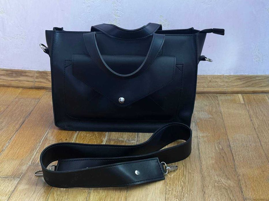 Женская черная сумка с отстегивающимся ремнем