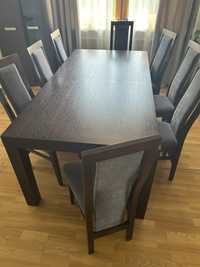 Duży stół z krzeslami
