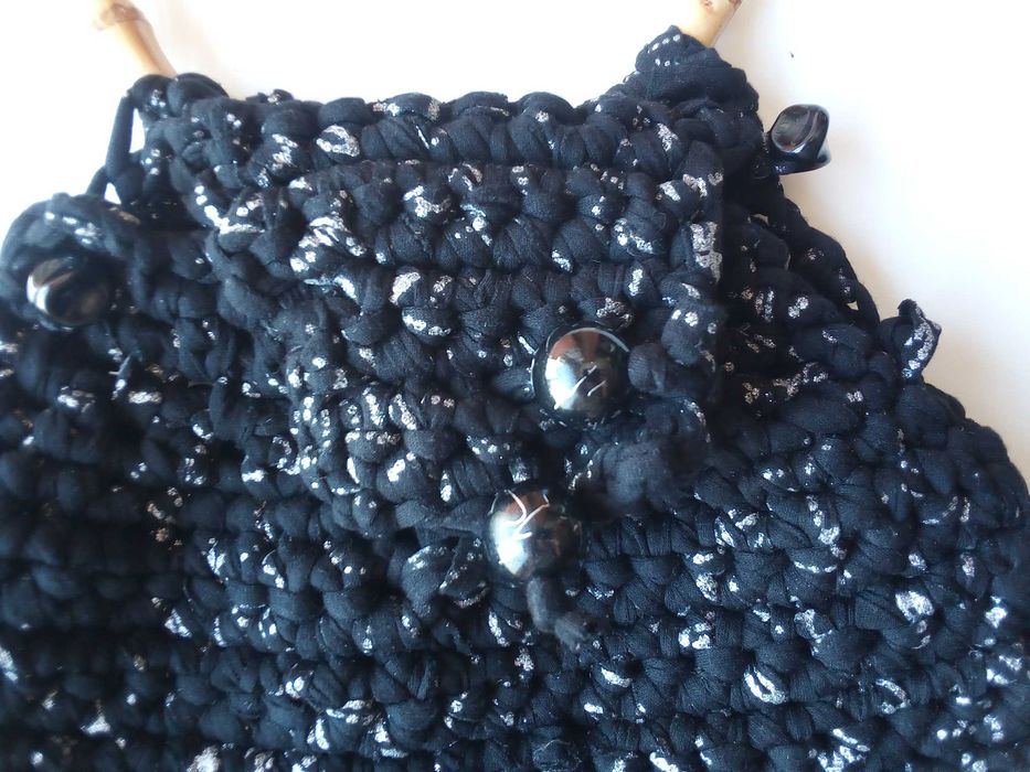 Bolsa de mão artesanal, em trapilho, usada