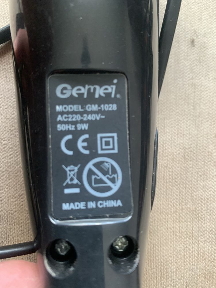 Машинка для стрижки Gemei GM-1028