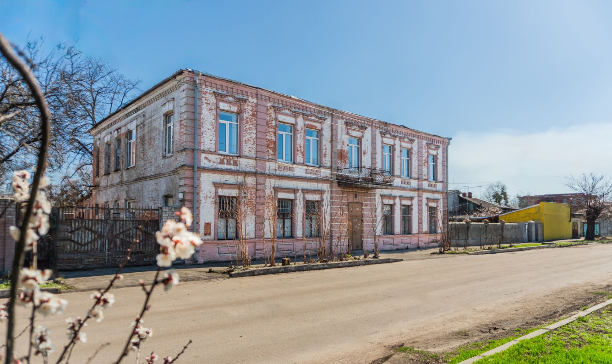 Продаж комерційного комплексу окремих будівель з двором в центрі