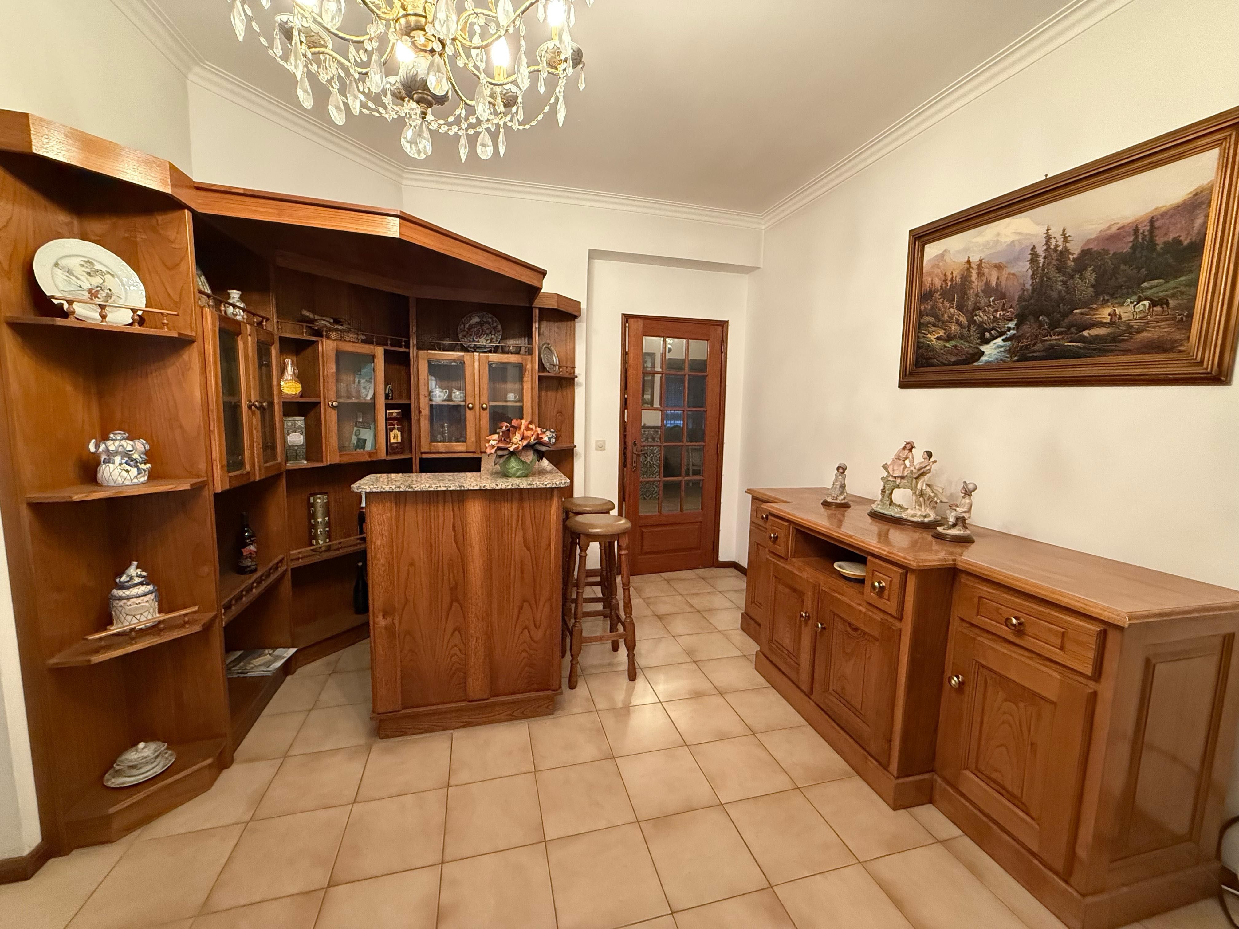 Bar de sala em madeira