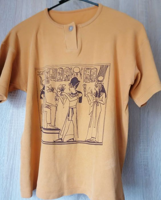 Bluzka z krótkim rękawem. Z przodu egipski nadruk,bawełna.