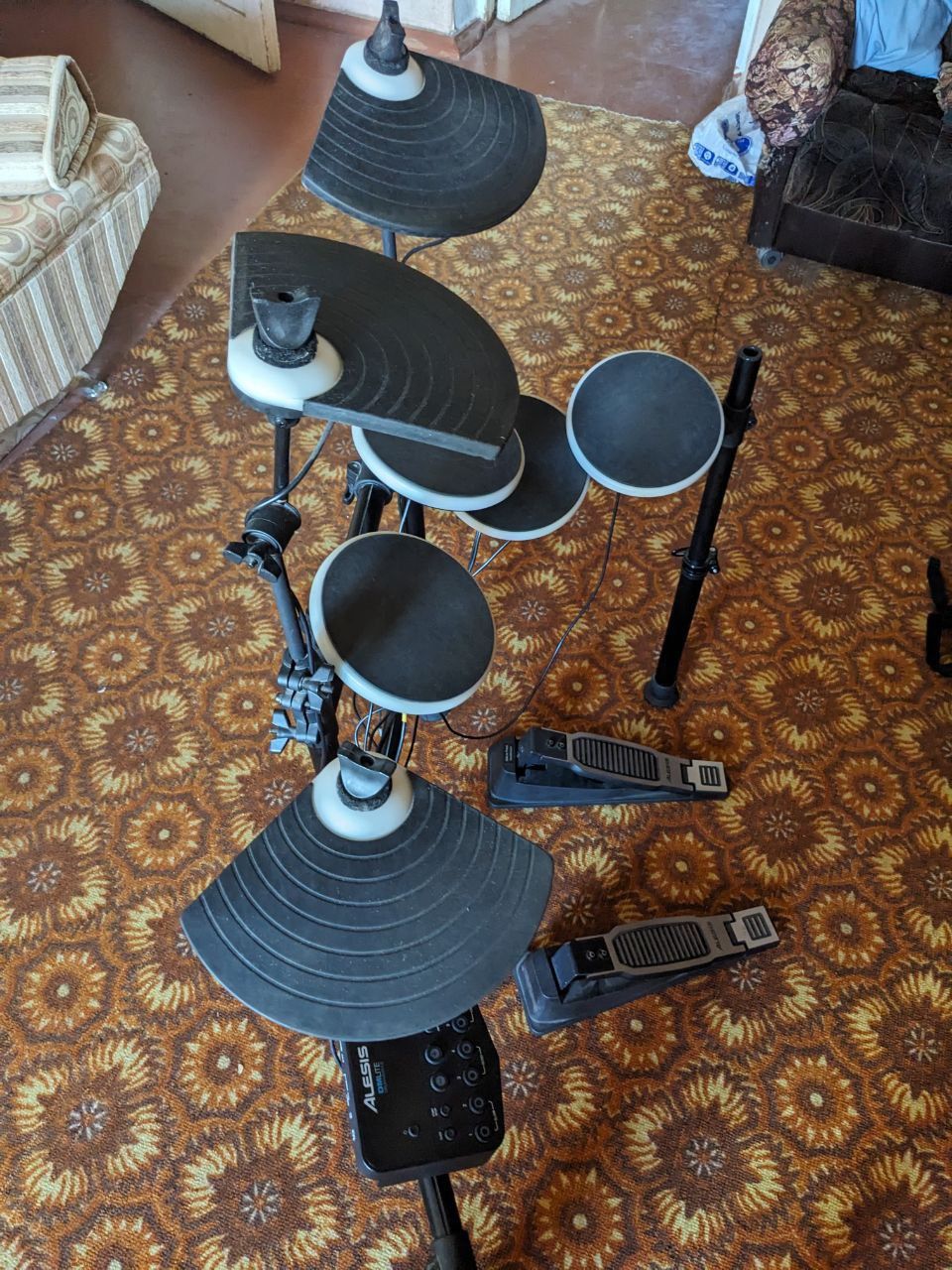 Продам барабанну установку Alesis dm lite