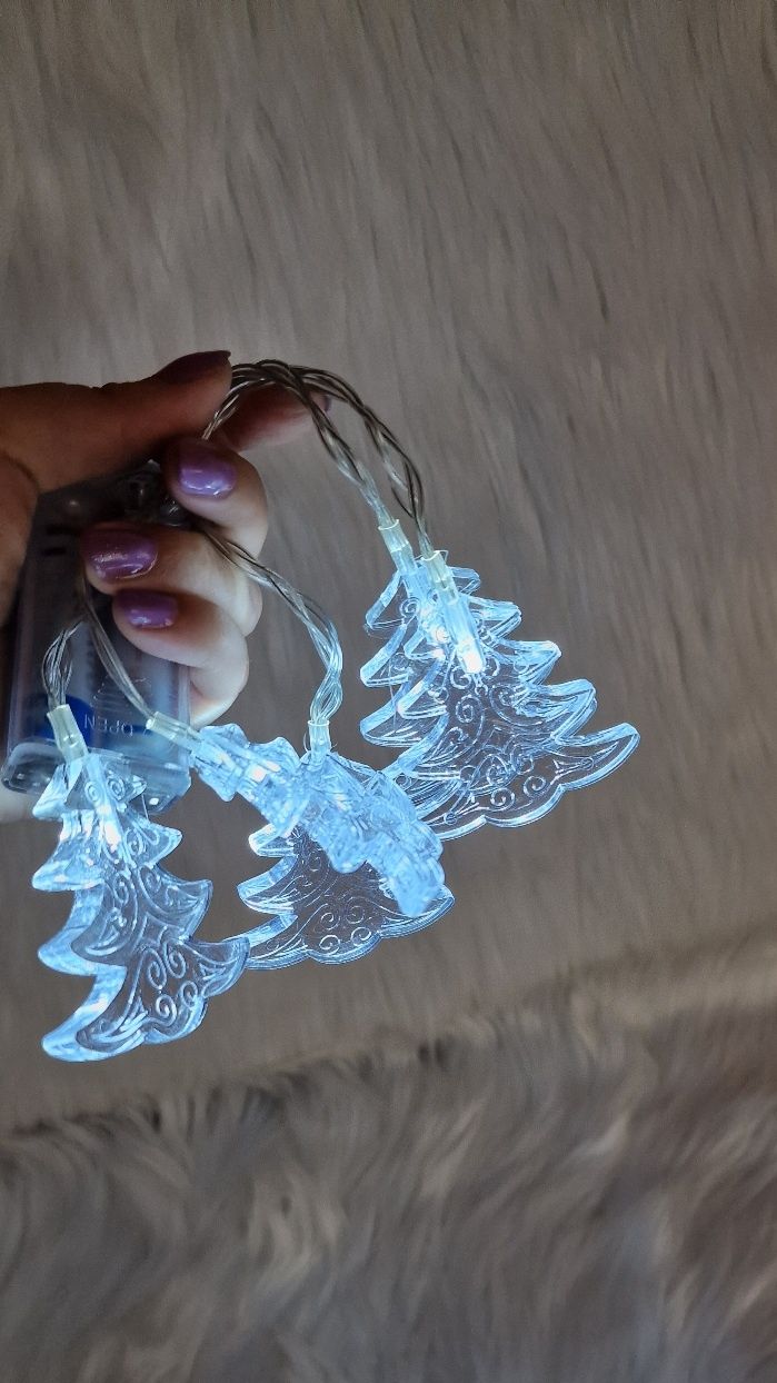 Girlanda choinki 5 LED kolor zimnym biały 
Wysokość choinki 5,5 cm

Sz