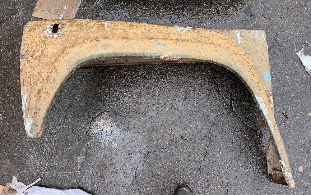 Крыло зил 130 левое водительское в наличии.