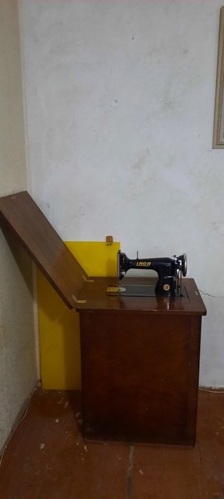 Машинка швейная LADA. Производства Чехия. В хорошем рабочем состоянии.