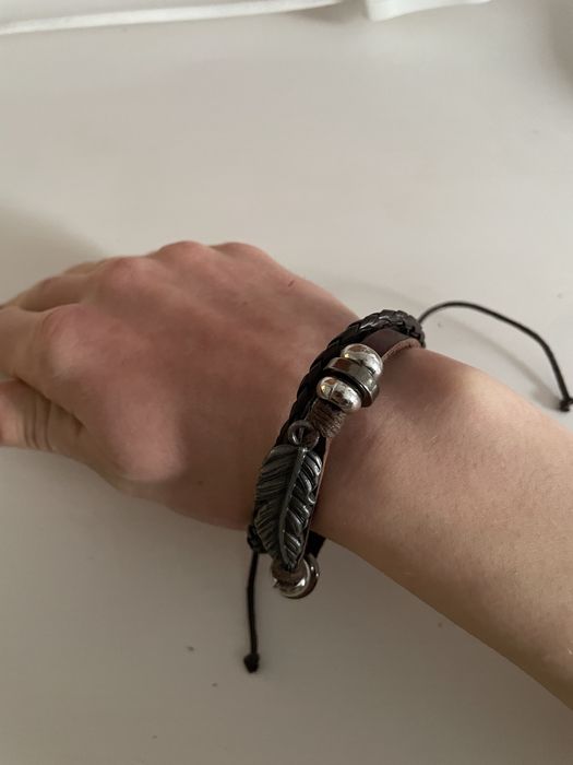 Bransoletka regulowana ze sztucznej skóry z piórkiem