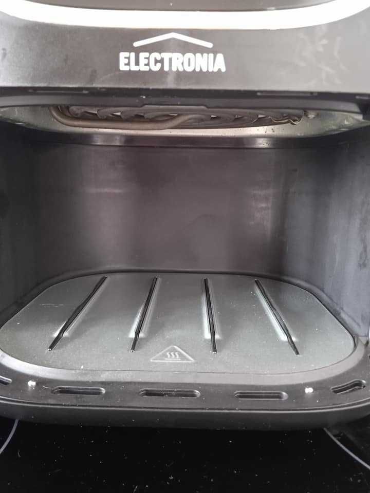 Vende-se Airfryer com poucas utilizações (capacidade 5.7L)