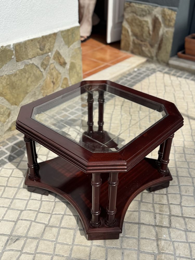 Mesa de centro em madeira com vidro