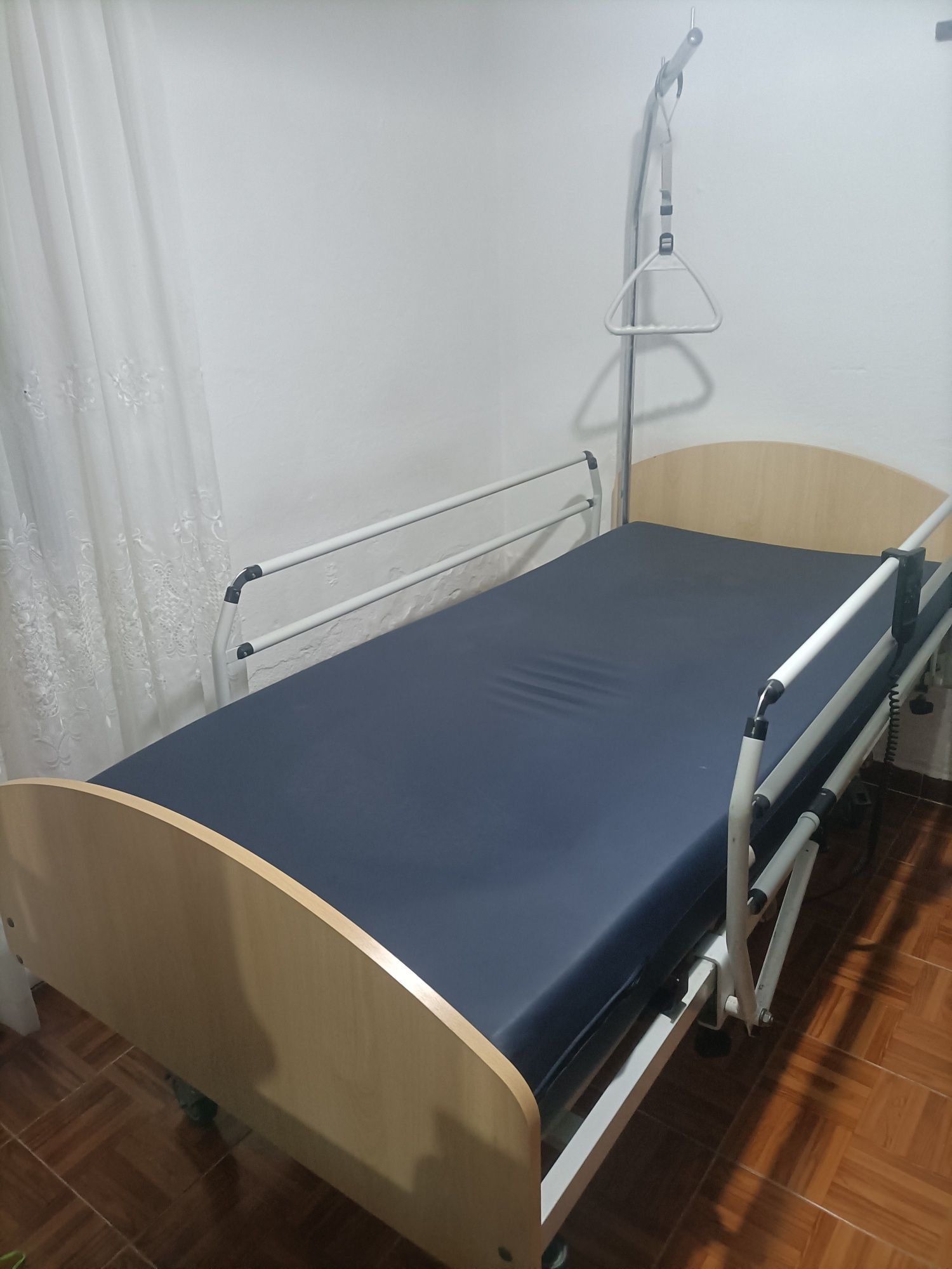 Cama articulada elétrica com comando