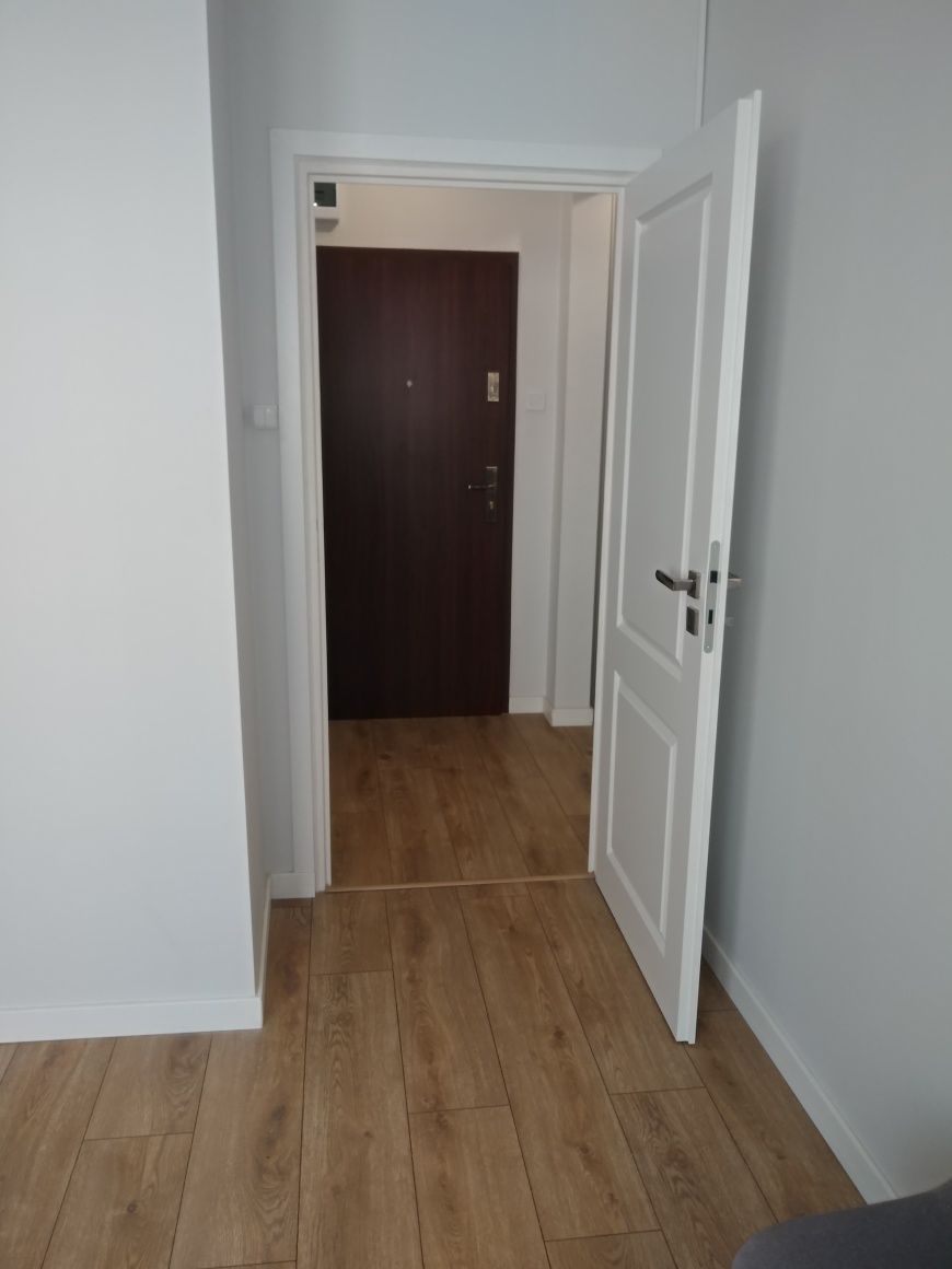 Komfortowe 2 pokoje,  1 piętro. balkon, parking. 2500zl