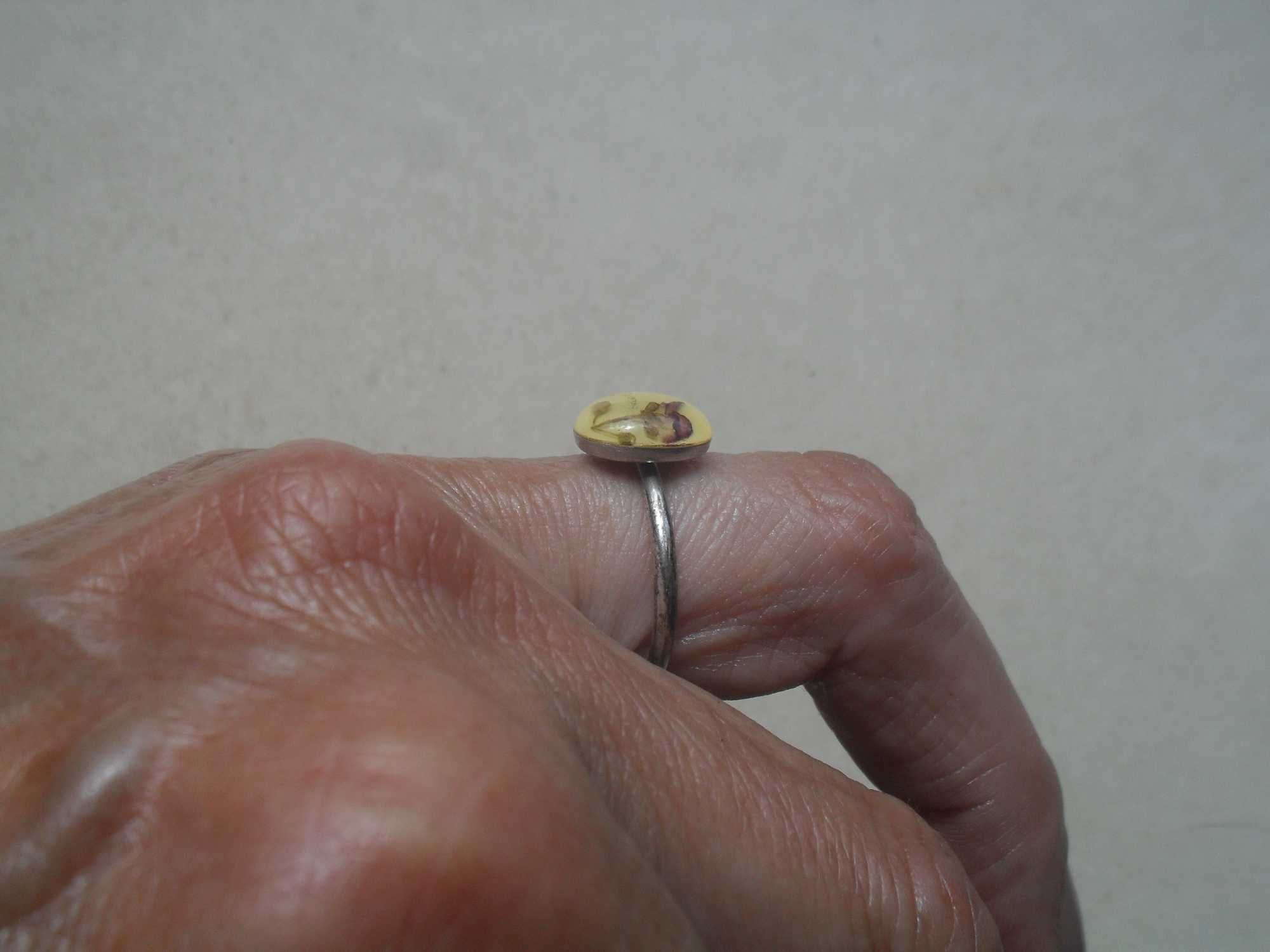 Stary srebrny pierścionek z kwiatkiem - cena ost