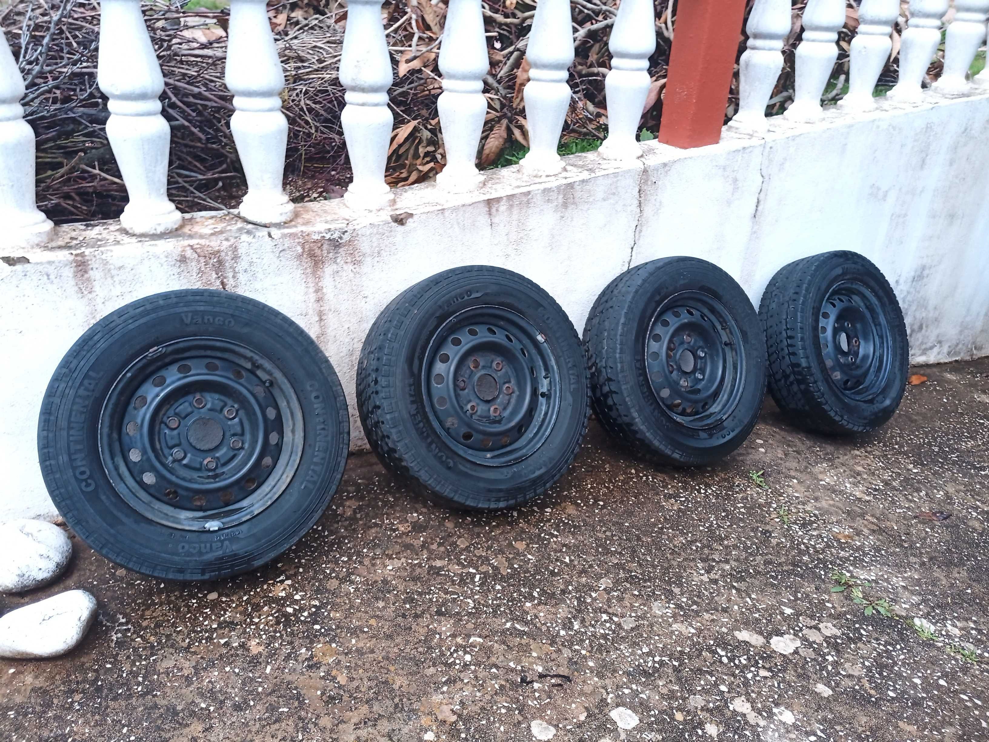 4 Rodas de Toyota HiAce 2003 ferro com pneus continental 195/70 R 15