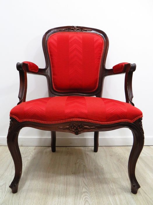 Cadeirão / Bergère em muito bom estado. 
Medidas:
95 cms altura x 62 c