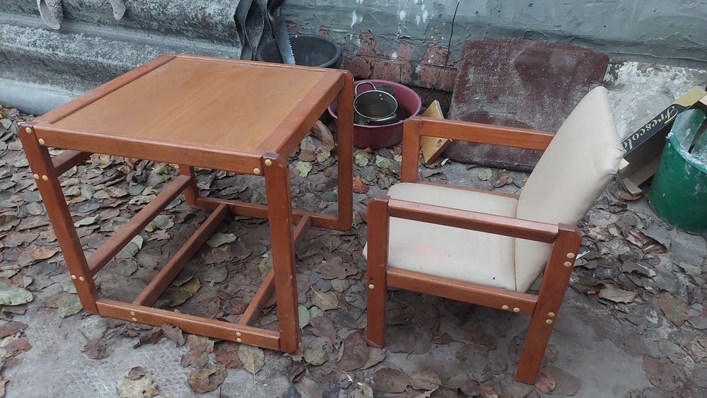 Книжні полички,стіл і стул дитячий