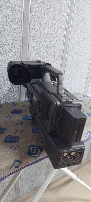 Продам профессиональную видеокамеру Sony DSR-200 AP