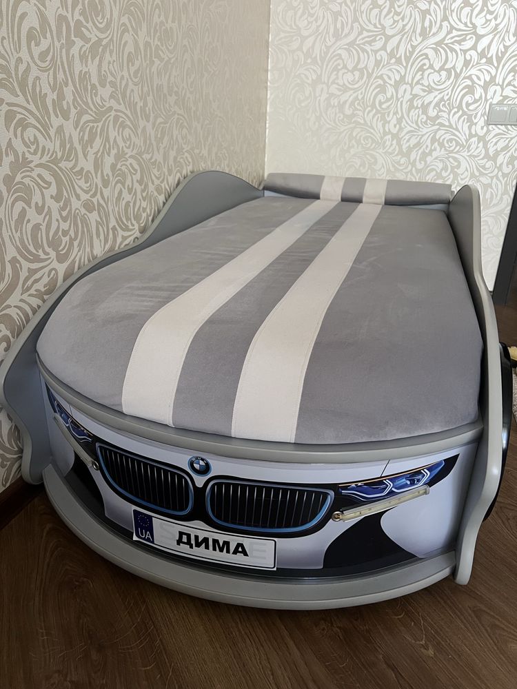 Детская кровать-машинка