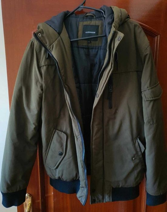 Casaco ClockHouse - cor verde tropa com acabamentos em preto