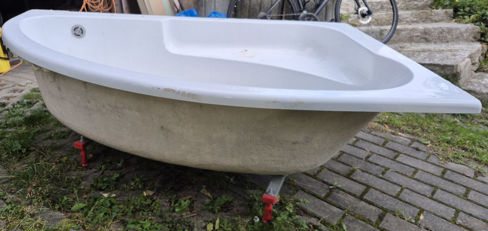 Wanna narożna duża, akrylowa, do zabudowy