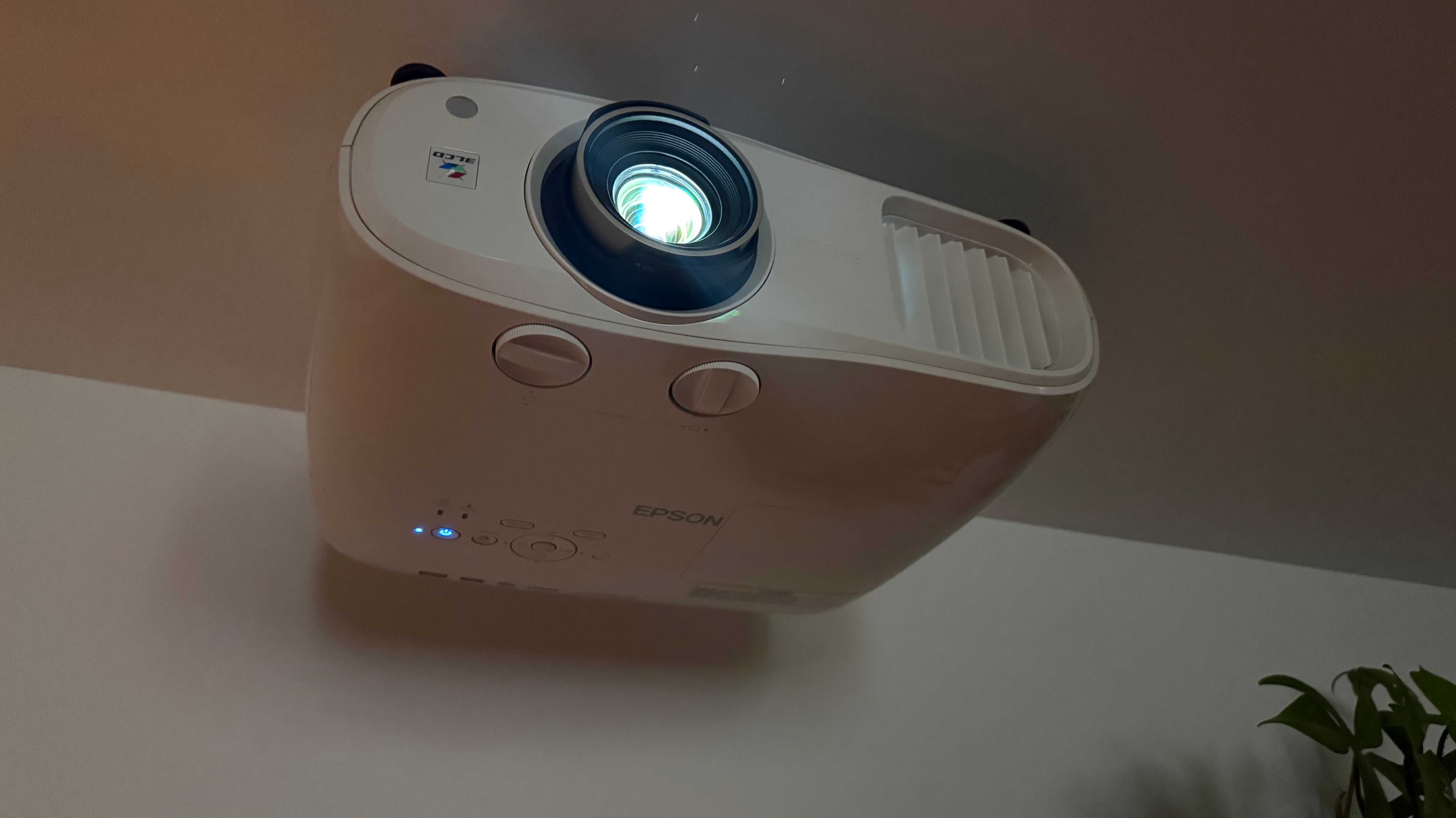 Projektor Epson EH-TW7100 4K PRO-UHD | Świetny stan | Uchwyt sufitowy
