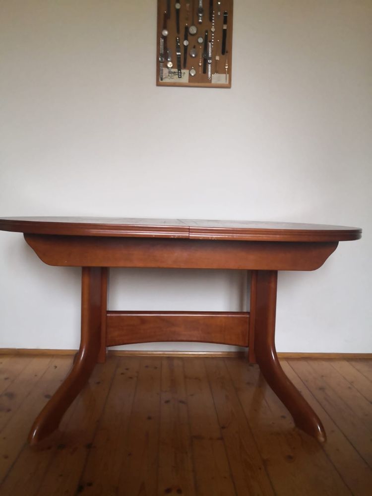 Masywny drewniany stół rozkładany do jadalni lub salonu