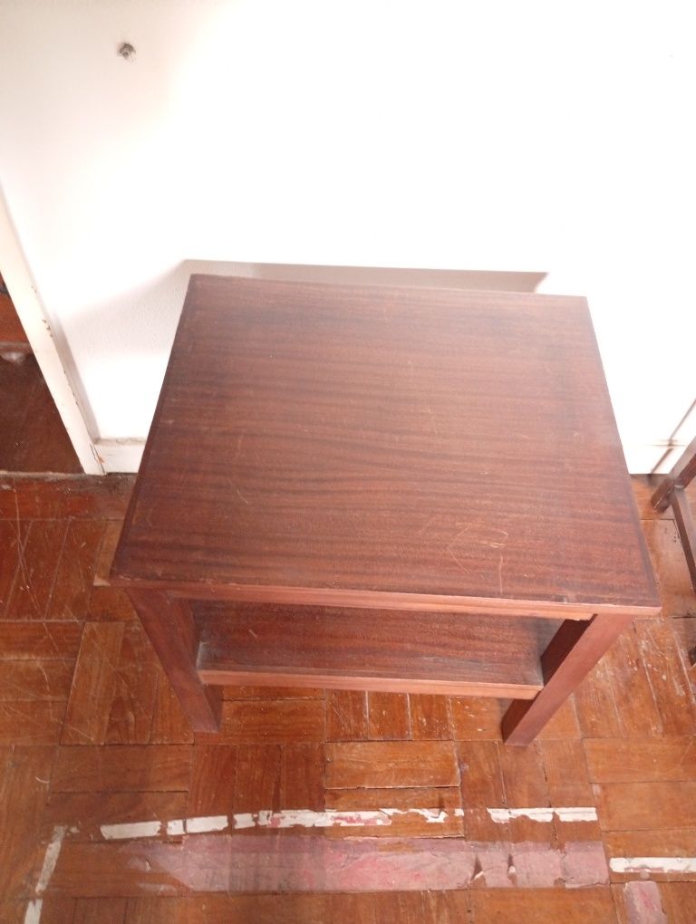 Mesa de madeira ideal para televisao