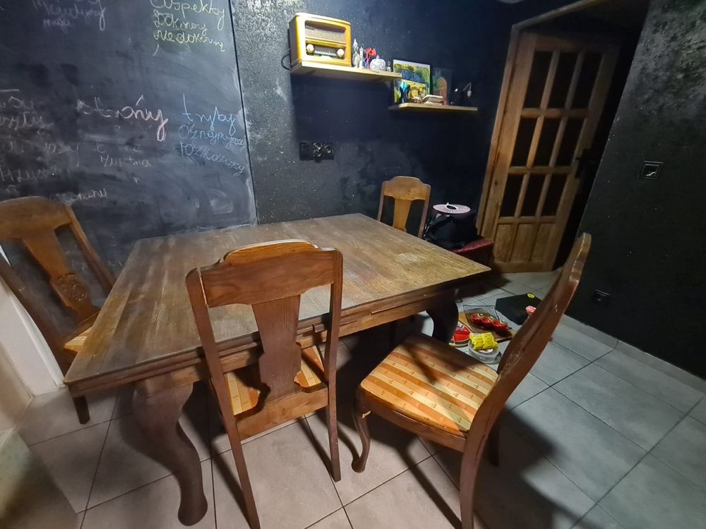 Zabytkowy komplet mebli komoda+ stół rozkladan+ 8krzeseł (lite drewno)