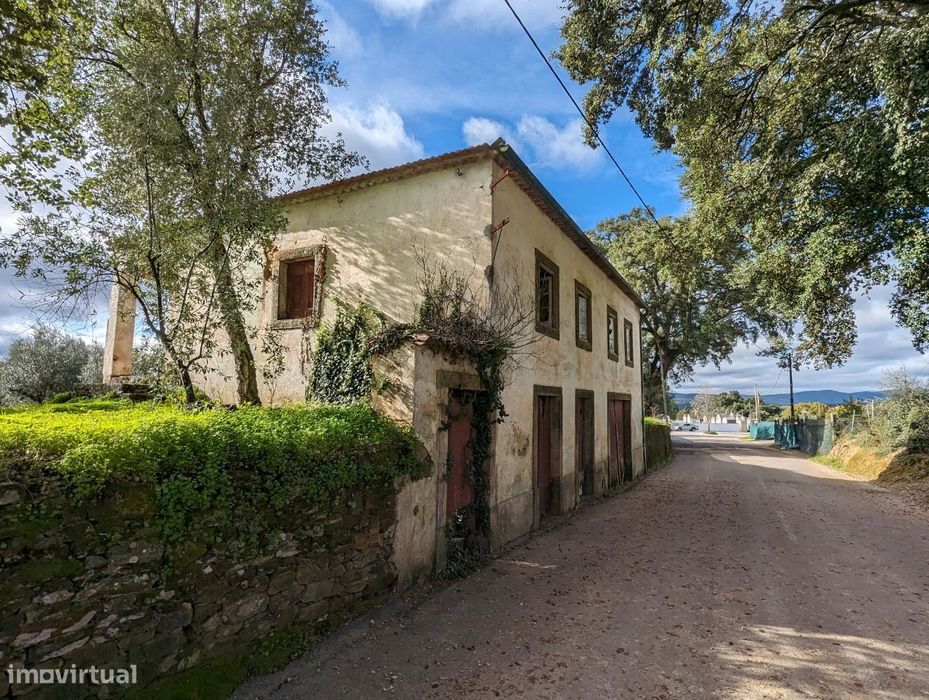 Casa rústica de 280m2 localizada no centro de Pedrógão Grande