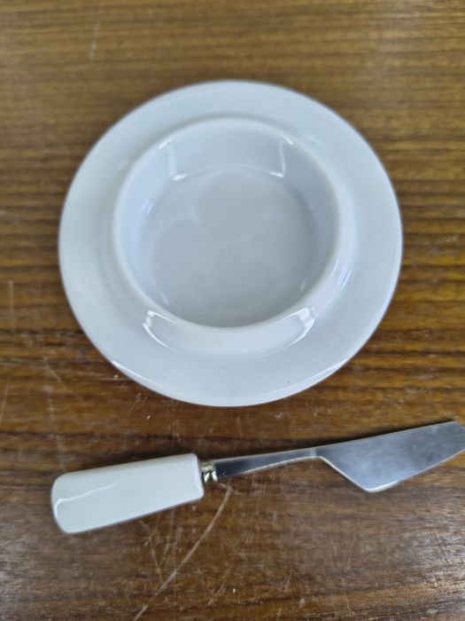 Porcelanowa maselniczka z nożykiem