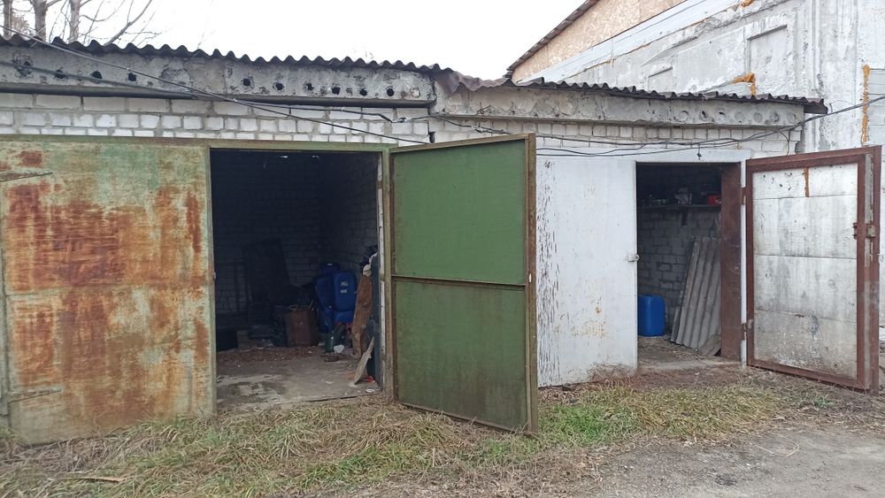 Два капітальних гаража поруч